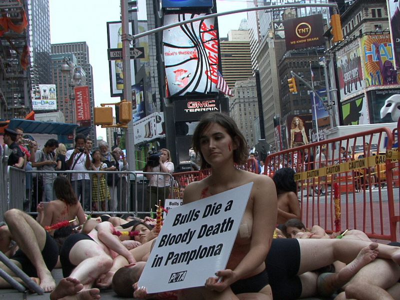 Defensores de los animales protestan desnudos en Times Square contra los Sanfermines