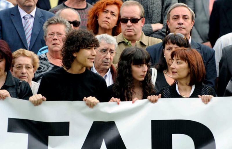 Trescientas personas se concentran en silencio contra el asesinato de Puelles