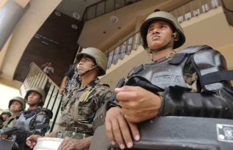 La Justicia suspende el cese del jefe del ejército de Honduras mientras los militares toman las calles
