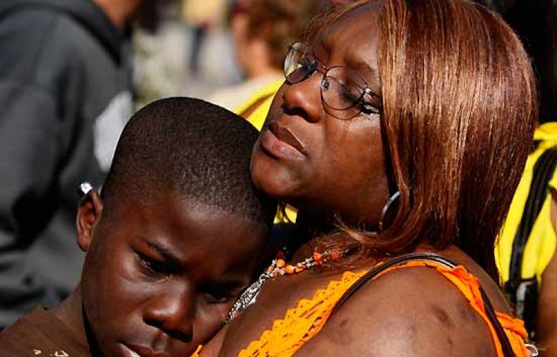 Una multitud llora la muerte de Michael Jackson a las puertas del hospital