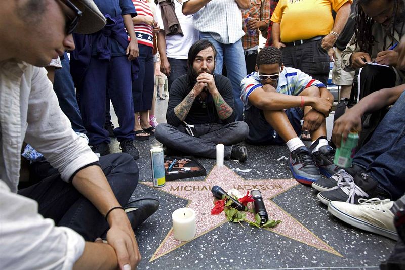 Hollywood rinde el primer homenaje a Jackson, mientras se investiga su muerte
