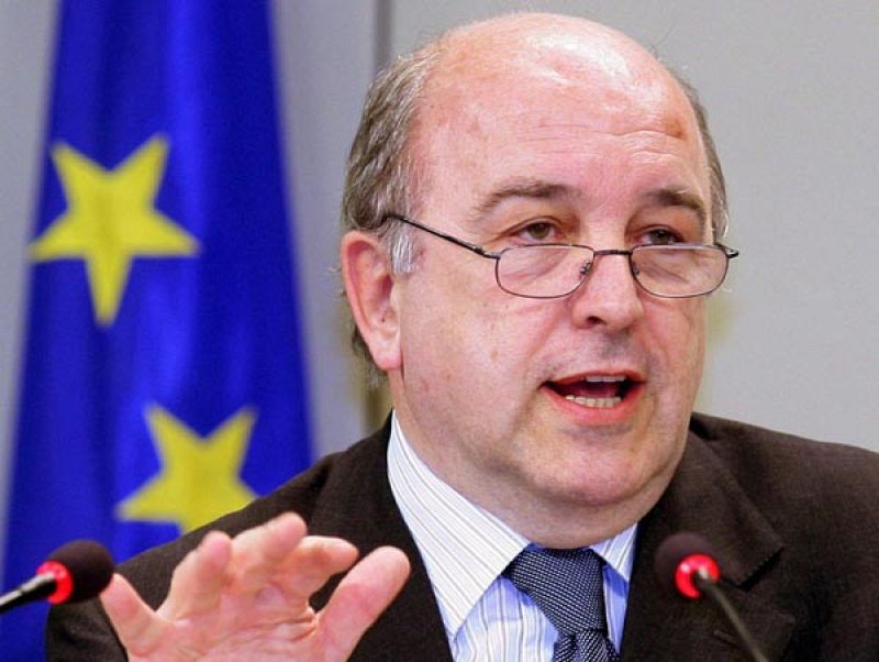 Almunia afirma que "se ha acabado la caída libre" económica pero que hay que "reparar los motores"