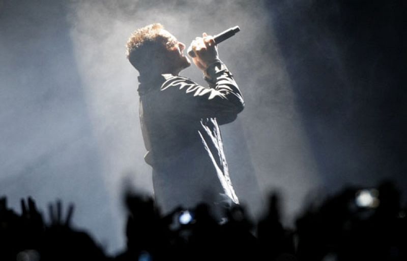 U2 aterriza con su nave espacial en el Camp Nou ante 90.000 'terrícolas'