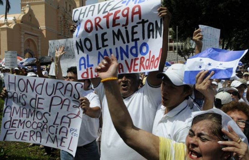 Tegucigalpa, dividida por las manifestaciones a favor de Micheletti y Zelaya