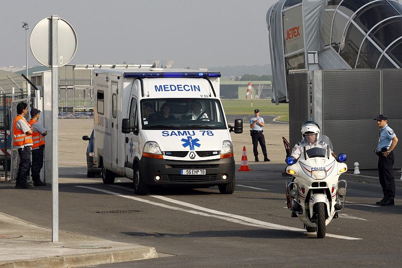 Llega a Francia la niña que sobrevivió al accidente aéreo en las islas Comoras