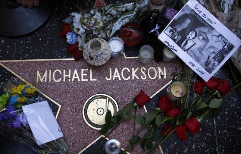 El pabellón de Los Angeles Lakers gana posiciones para acoger el funeral público de Michael Jackson