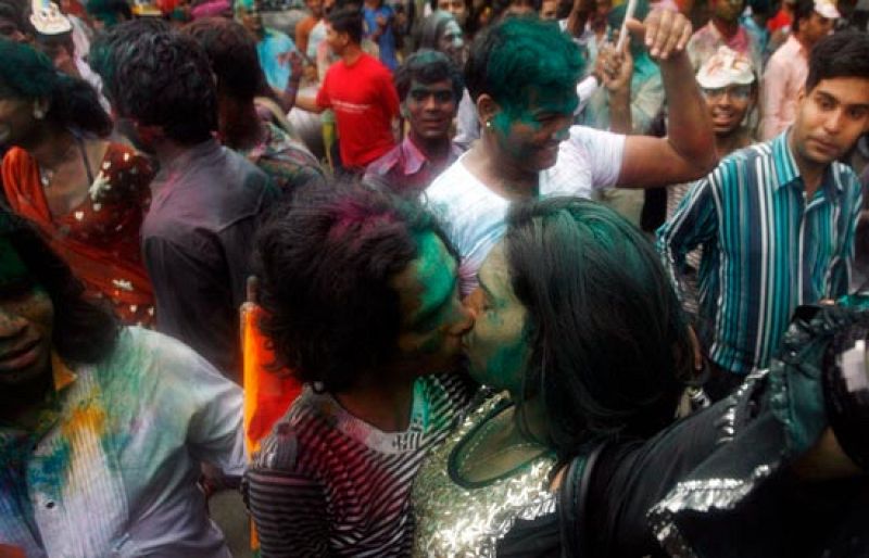 Los homosexuales de la India celebran que su condición ya no sea un delito