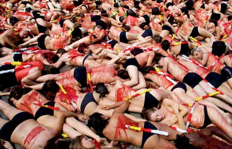 200 personas se "clavan" banderillas en Pamplona para denunciar "la crueldad" de los encierros