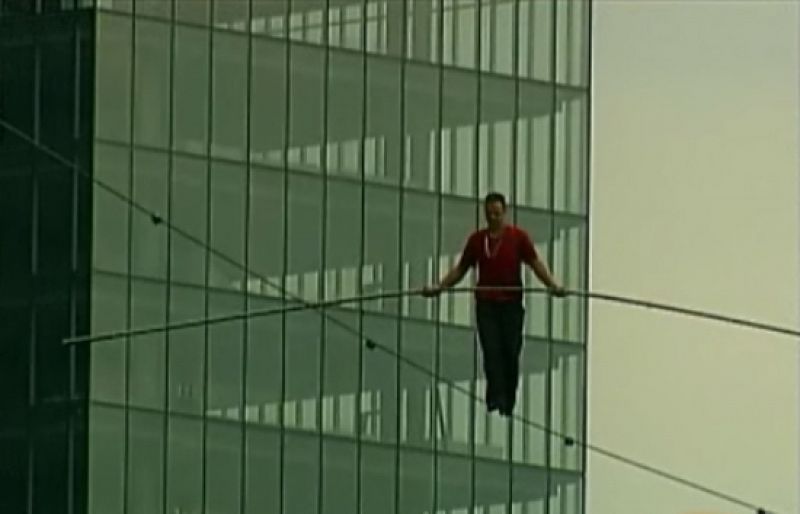 El 'hombre de los cables' cruza un río a 60 metros de altura