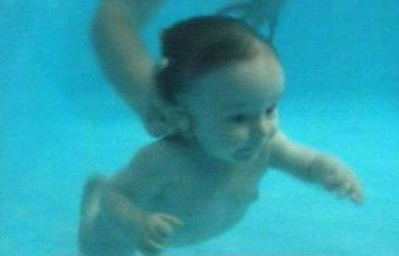Bebés bajo el agua