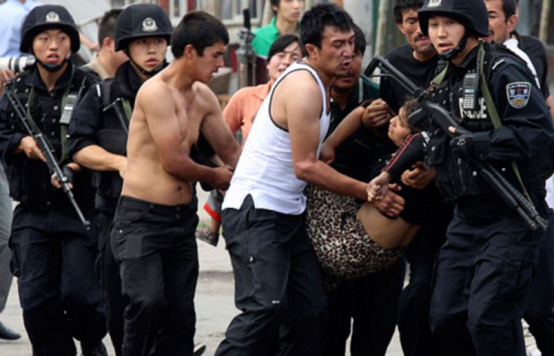 China detiene a más de 1.400 uigures mientras las protestas se extienden por Xinjiang