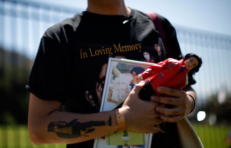 Los familiares de Michael Jackson visitan su cuerpo en el cementerio de las estrellas Hollywood