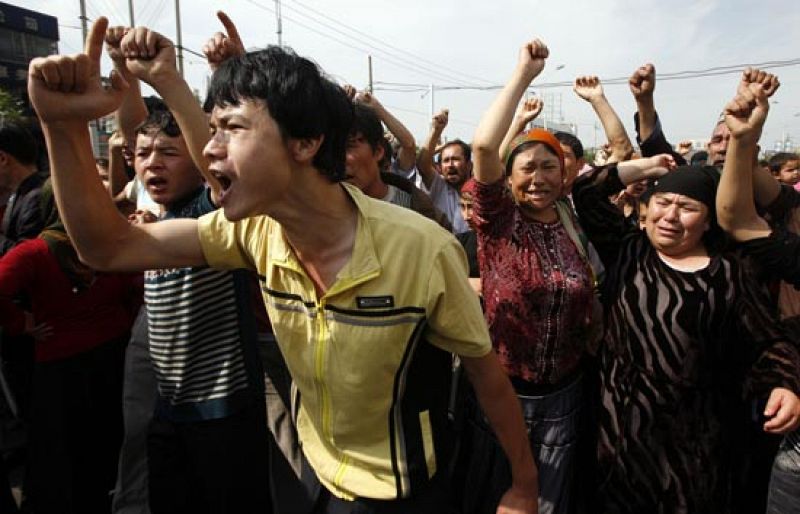 Los chinos 'han' de Xinjiang se arman y amenazan en las calles con linchar a los musulmanes uigures