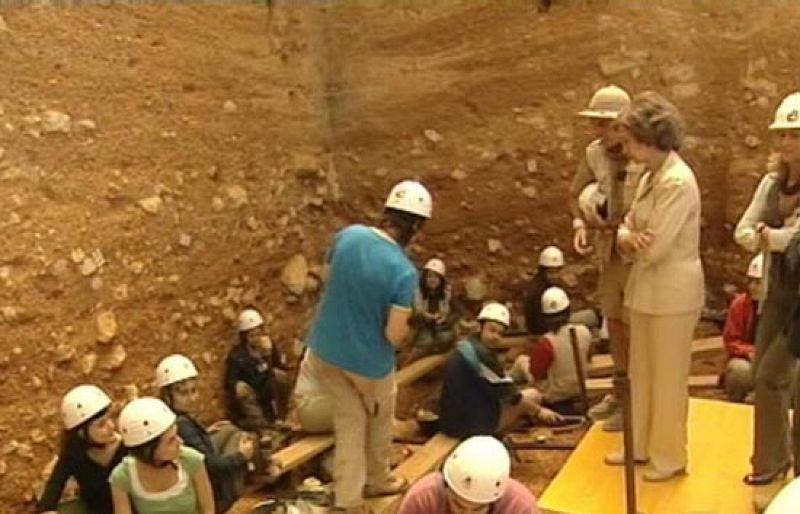 La Reina vive un día como arqueóloga en los yacimientos de Atapuerca