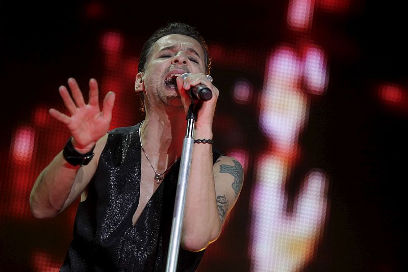 El potente sonido de Depeche Mode deleita a unos 15.000 fieles en Valladolid