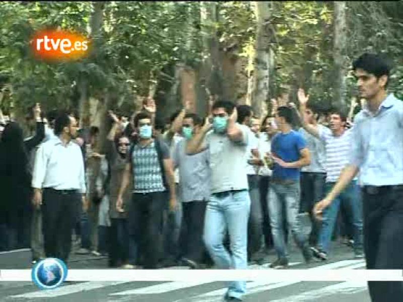 La Policía disuelve con gases y disparos la primera manifestación tras la confirmación de Ahmadineyad