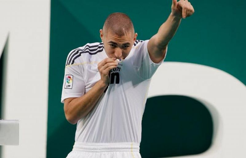 Benzema: "Estoy feliz por jugar en el club de Zidane y Ronaldo, mis ídolos"