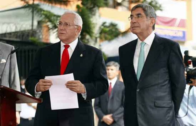 Micheletti regresa a Honduras sin ver a Zelaya, dejando una comisión de diálogo en Costa Rica