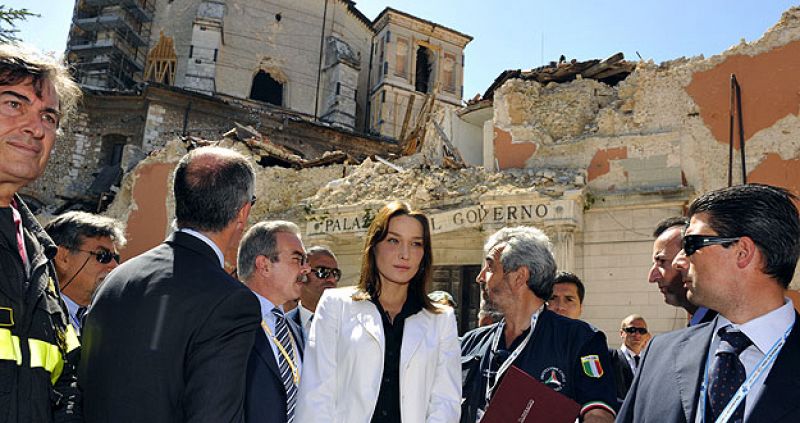 Carla Bruni visita las ruinas de L'Aquila