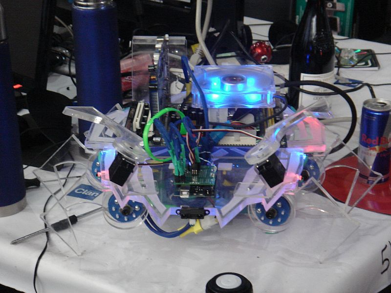 Teléfonos viejos, ordenadores inservibles, bolsas de plástico...todo vale para construir un robot