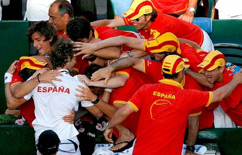 Juan Carlos Ferrero firma el pase de España