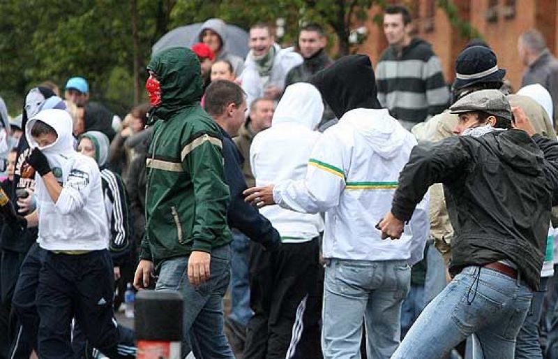 Jóvenes republicanos se enfrentan a la polícia en el centro de Belfast tras los desfiles protestantes