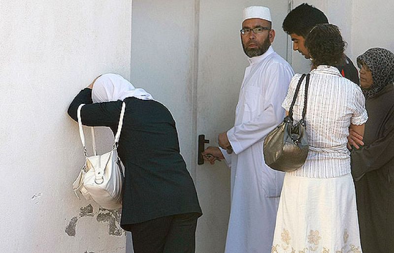 La familia despide a Rayan en una ceremonia en la Mezquita de la M-30 antes de partir a Marruecos