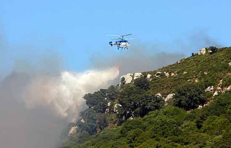 Vuelven a sus casas las 700 personas desalojadas por un incendio en la costa de Cádiz