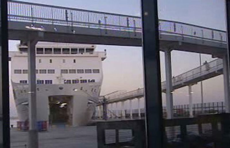 Cuarenta pasajeros abandonan un ferry a Argelia tras pasar 20 horas en el puerto de Alicante