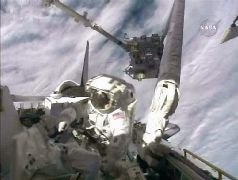Los astronautas del Endeavour concluyen su primera caminata espacial con éxito
