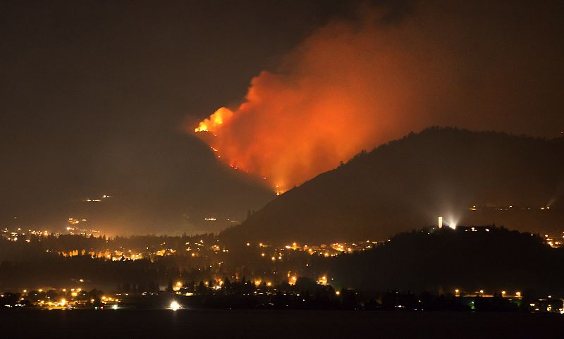 Cerca de 17.000 personas desalojadas a causa de dos incendios forestales en Canadá