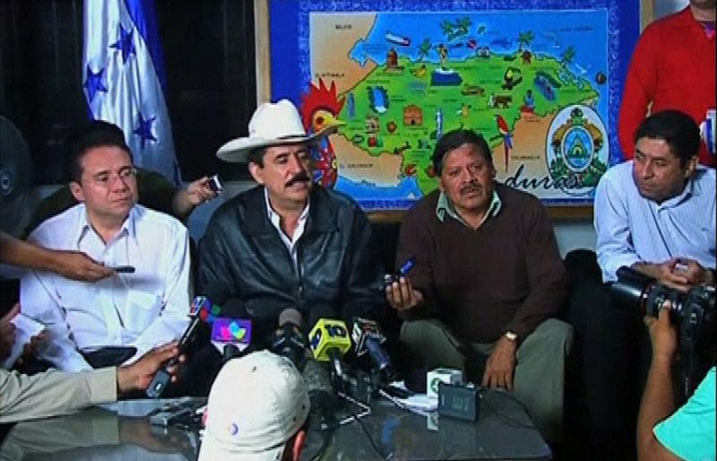 Zelaya da por "agotado" el diálogo y anuncia su regreso a Honduras