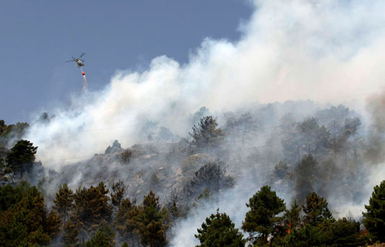 En la localidad madrileña de Collado Mediano un incendio obliga a desalojar a dos mil personas | Ver
