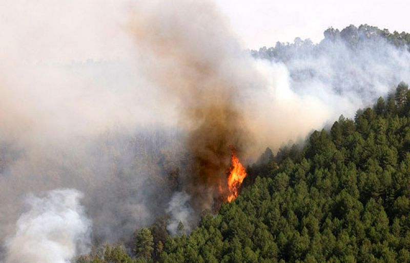 Desalojados unos 1.000 vecinos en Teruel por la mayor oleada de incendios desde 1994