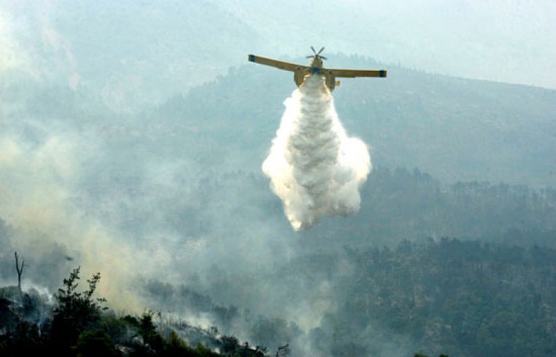 Los bomberos logran frenar el incendio en Tarragona aunque no lo dan por controlado