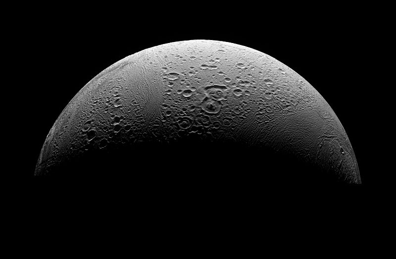 Hallan nuevas pruebas de la existencia de agua en una luna de Saturno