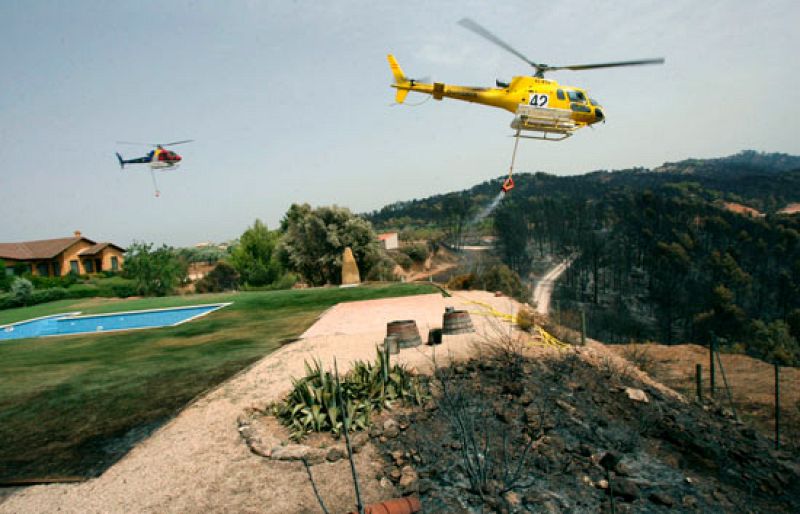 El incendio de Tarragona se extiende a una zona forestal y el viento complica su extinción