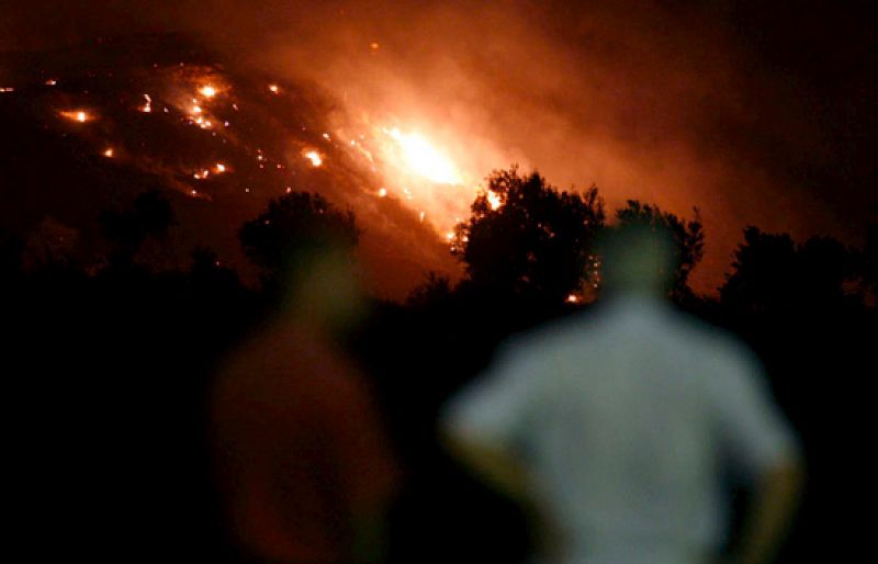 Desalojadas 1.500 personas en el incendio de Sierra Cabrera, Almería