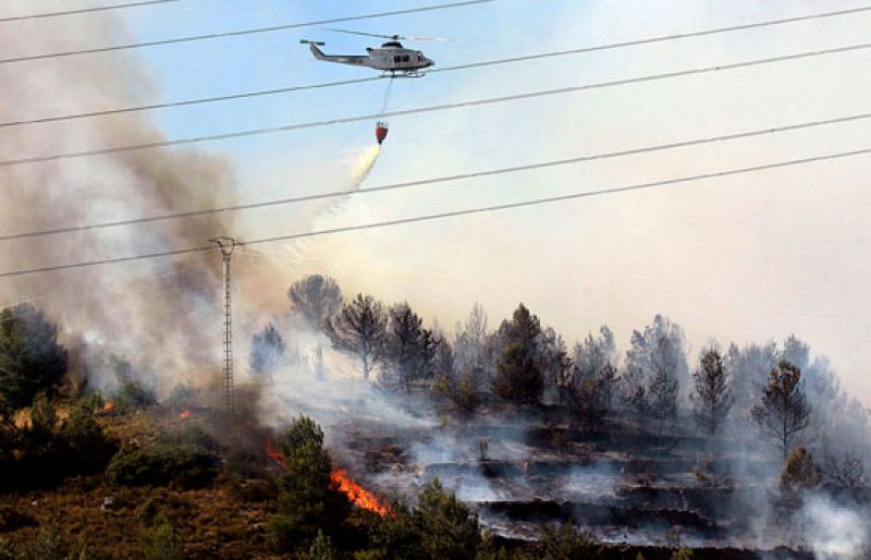El viento reaviva el incendio de Segorbe, que avanza hacia las sierras de Espadán y Calderona