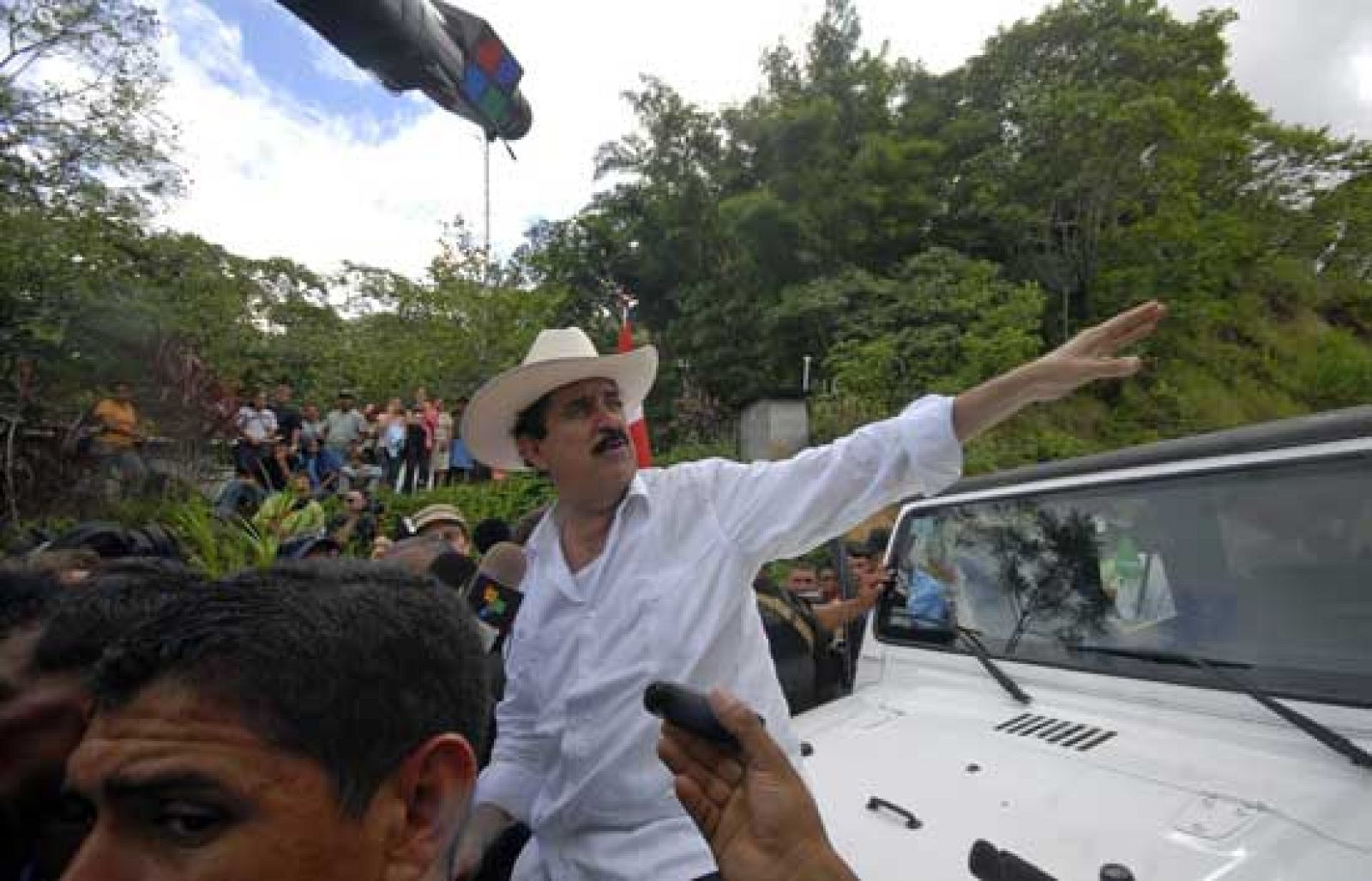 Zelaya acampa en la frontera | Ver