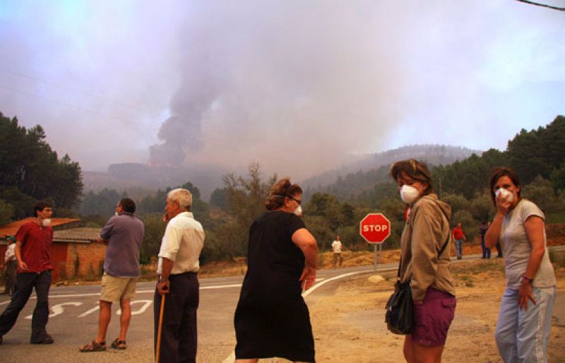 La reactivación del incendio de Las Hurdes obliga a evacuar a 600 personas durante la madrugada