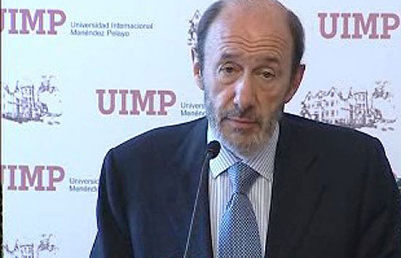 Rubalcaba considera "delirante" la denuncia del PP sobre las filtraciones del caso Gürtel