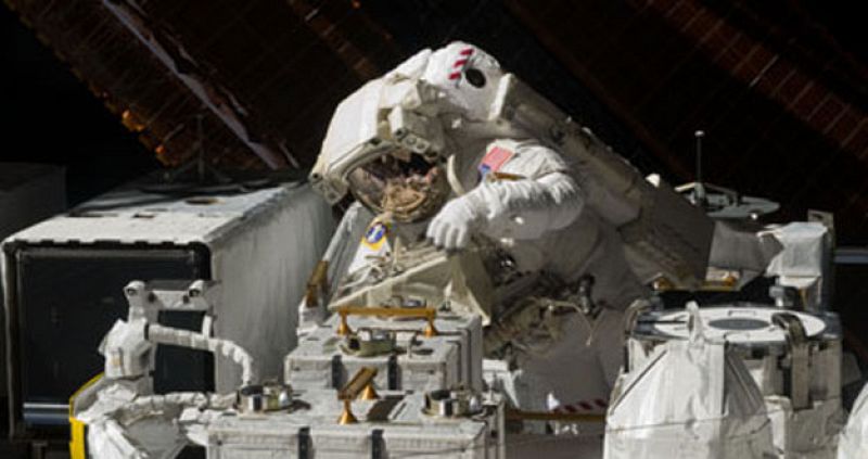 Los astronautas del Endeavour concluyen con éxito su último paseo espacial