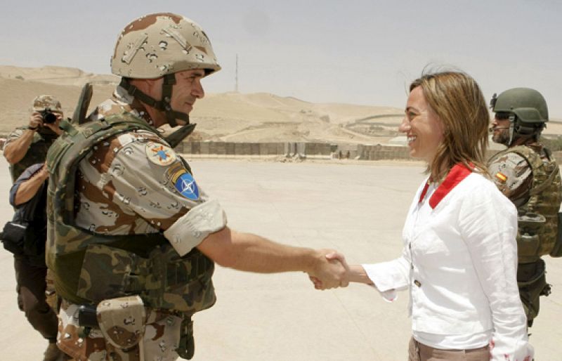 Carme Chacón visita por primera vez a las tropas españolas en la base afgana de Qala-I-Now