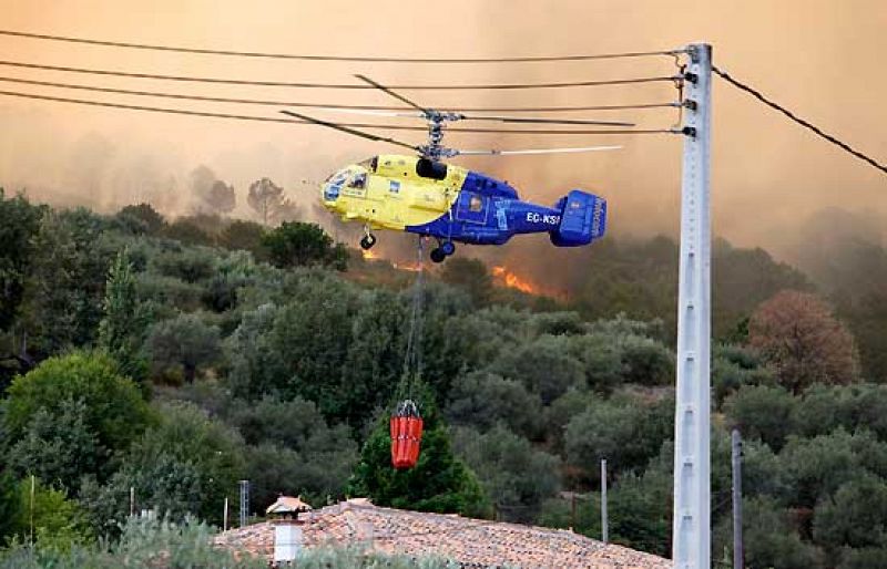 Un muerto en un incendio forestal en Ávila, que quema ya 300 hectáreas