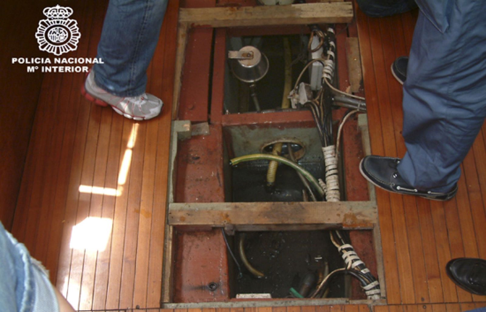 La policía ha encontrado 600 litros de cocaína líquida en un velero en el Port Forum de Sant Adrià, en Barcelona | Ver