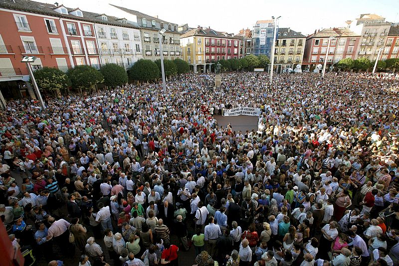 Miles de burgaleses se concentran en la Plaza Mayor contra el atentado de ETA