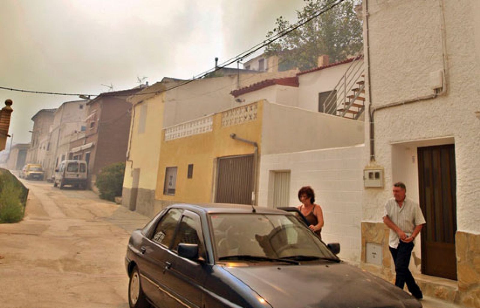 El fuego obliga a evacuar dos pueblos y tres urbanizaciones en Jaulín (Zaragoza)