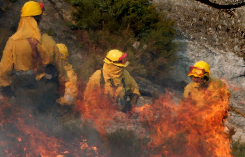 El incendio de Ávila ha arrasado hasta ahora 5.000 hectáreas y sigue activo