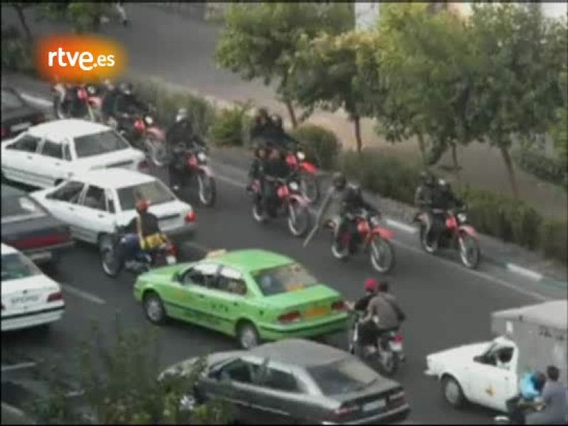 La policía acordona el centro de la oración de Teherán, donde hay más de 2.000 manifestantes